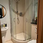 Modern Ensuite Double Bedroom Homestay szállás