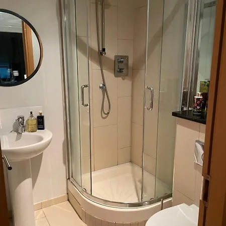 Modern Ensuite Double Bedroom *