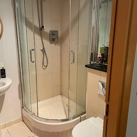 Modern Ensuite Double Bedroom * دبلن