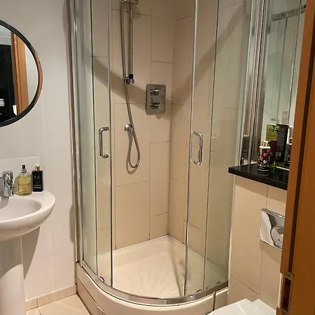 منزل للإقامة Modern Ensuite Double Bedroom *