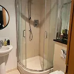 Rum i privatbostad Modern Ensuite Double Bedroom *