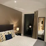 Modern Ensuite Double Bedroom Rum i privatbostad *