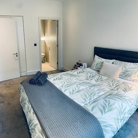 Modern Ensuite Double Bedroom ホームステイ