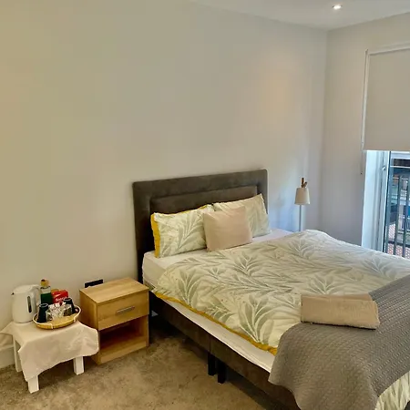 Modern Ensuite Double Bedroom ホームステイ *