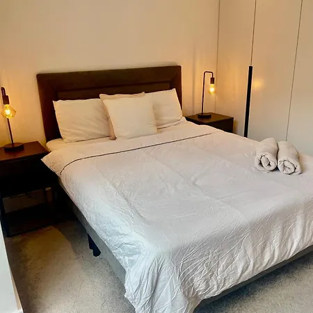 Modern Ensuite Double Bedroom ホームステイ *
