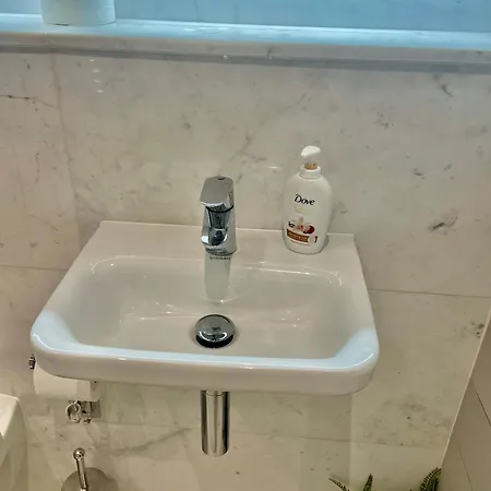 Modern Ensuite Double Bedroom ホームステイ *