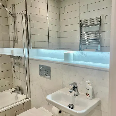 Modern Ensuite Double Bedroom