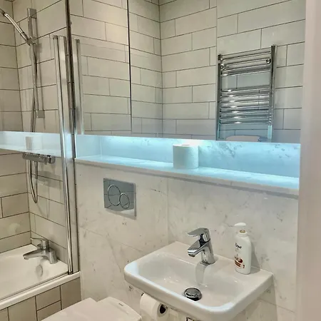 Modern Ensuite Double Bedroom Ubytování v soukromí *