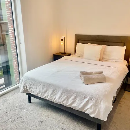 Modern Ensuite Double Bedroom ホームステイ