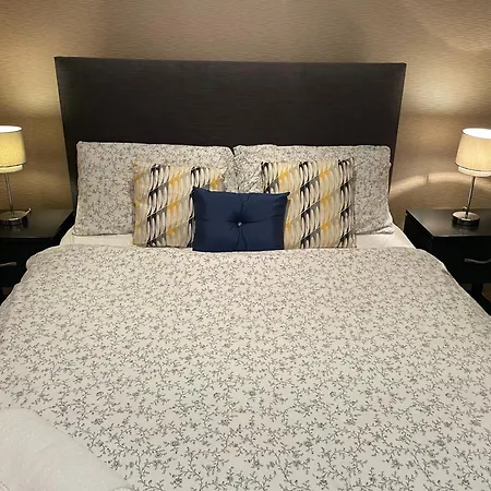 Modern Ensuite Double Bedroom Проживание в семье *