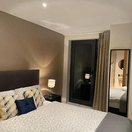 Modern Ensuite Double Bedroom Rum i privatbostad *