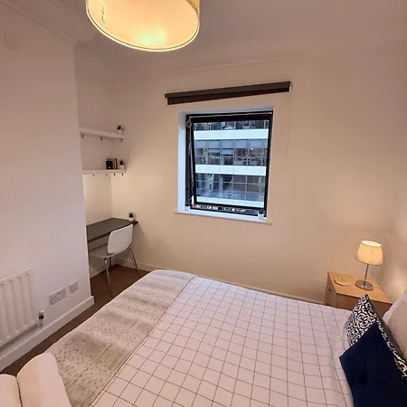Rum i privatbostad Modern Spacious 1 Bed *