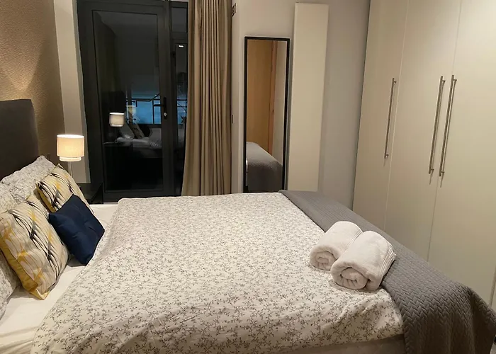 Modern Ensuite Double Bedroom Проживание в семье