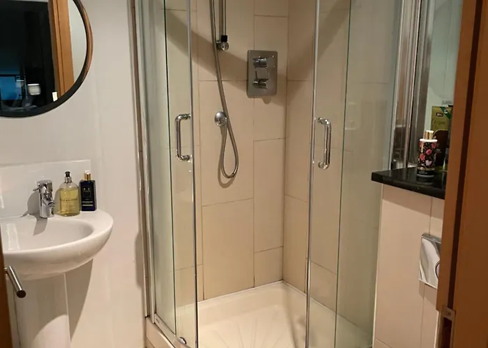 Modern Ensuite Double Bedroom *