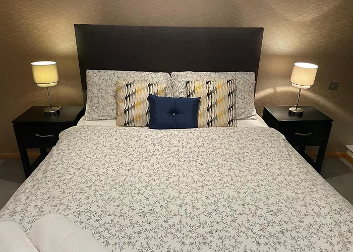 Modern Ensuite Double Bedroom Проживание в семье *