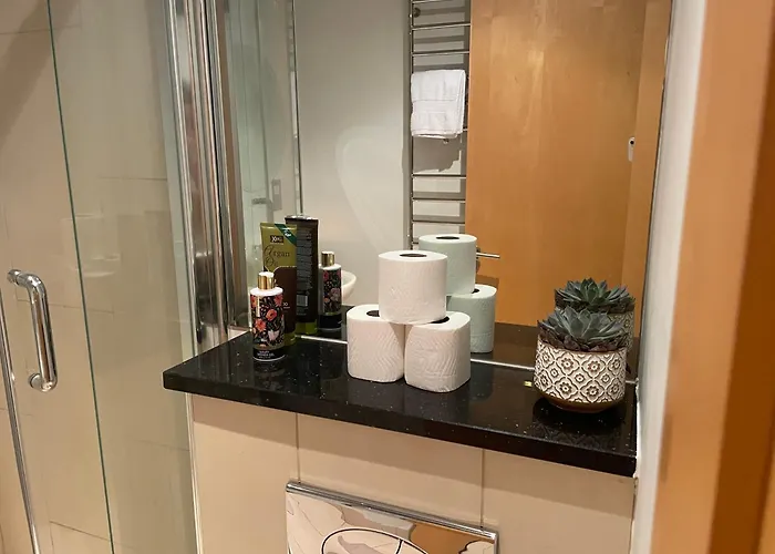 Modern Ensuite Double Bedroom Проживание в семье *