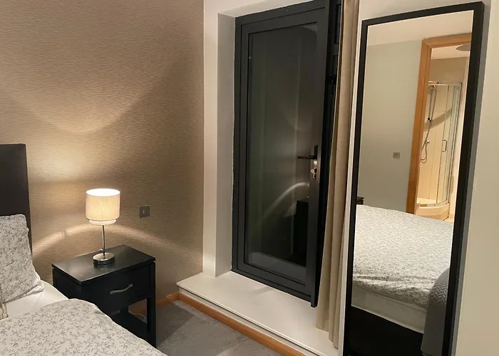 בית אירוח Modern Ensuite Double Bedroom *