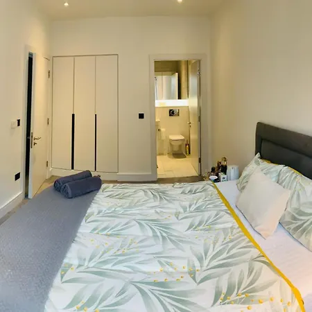 Modern Ensuite Double Bedroom Accommodatie bij particulieren *