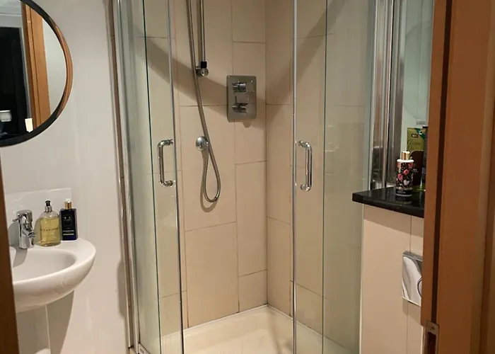 Modern Ensuite Double Bedroom Alloggio in famiglia